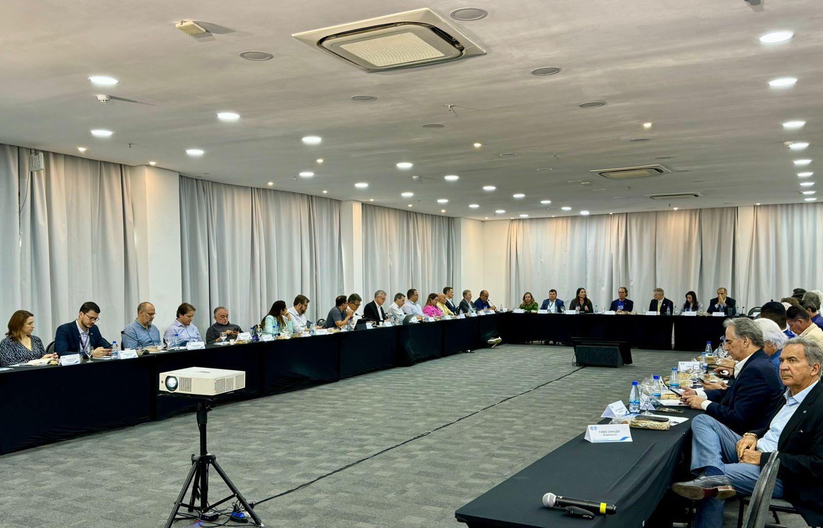 Leia mais sobre o artigo Reunião do Conselho dos Associados da Abase em Manaus Tem Presença da Diretoria do Sebrae Nacional e Trata de Pautas Estratégicas