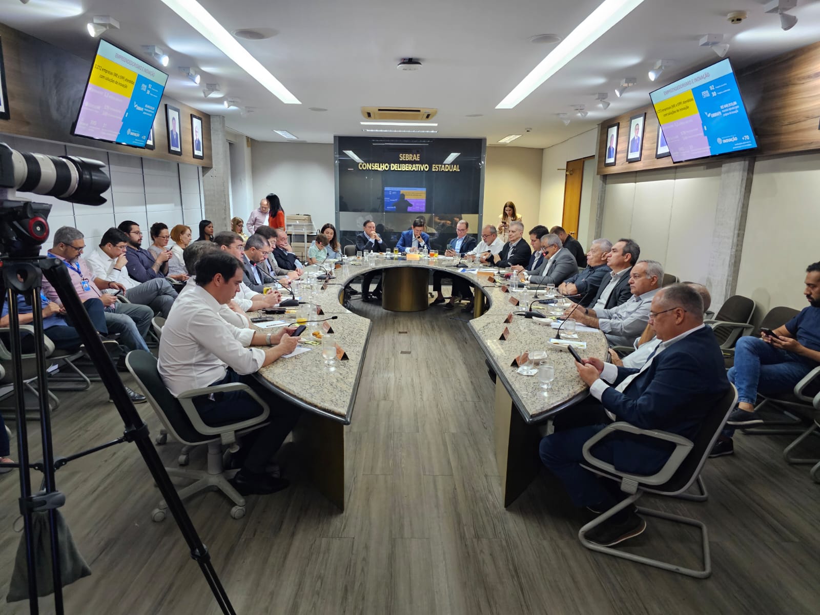 No momento, você está visualizando Presidente do CDN é Homenageado durante Reunião do CDE do Sebrae Piauí